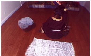 西藏女大活佛修法施展证量 430磅玛尼王石腾空飞